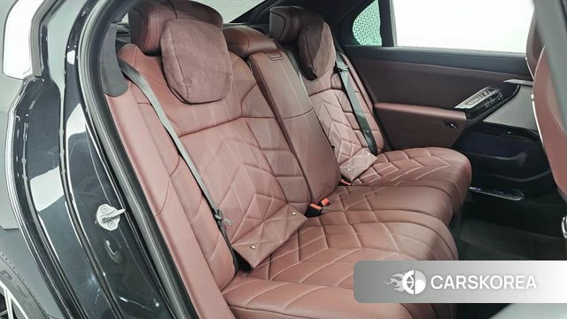 BMW 7 Series (G70) 2023 Черный из Кореи, фото 2