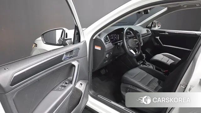 Volkswagen Tiguan Allspace 2023 Белый из Кореи, фото 2