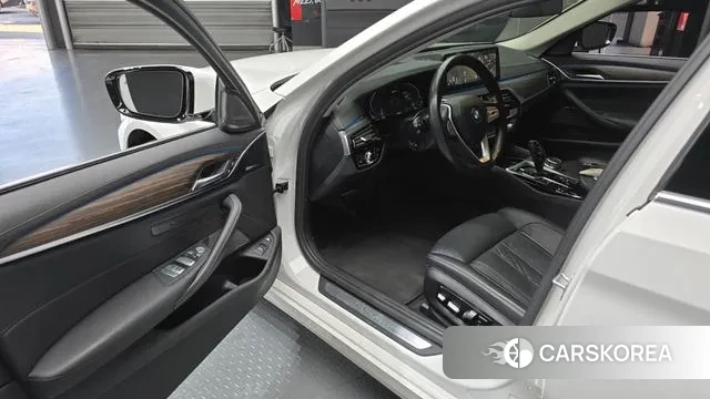 BMW 5 Series (G30) 2022 Белый из Кореи, фото 2