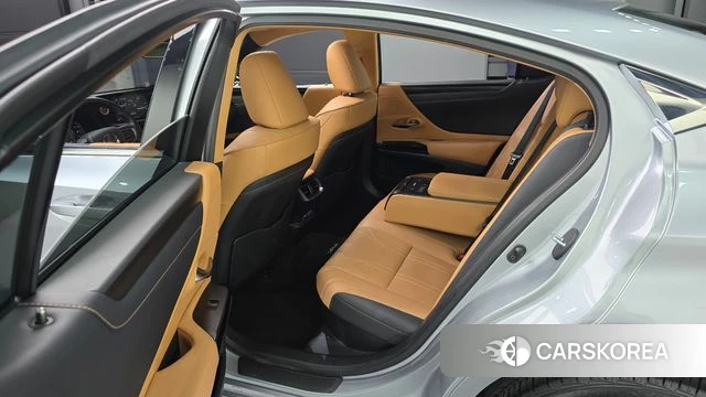 Lexus ES300h 7th generation 2021 Серебристо-серый из Кореи, фото 2