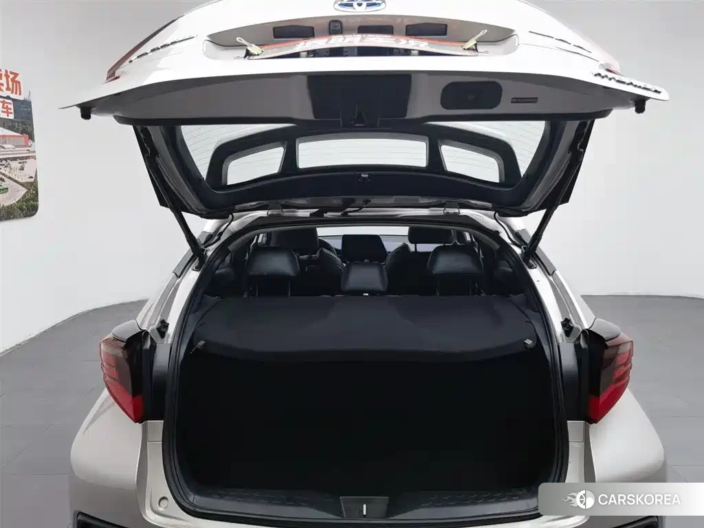 Toyota C-HR 2022 Silver/gray из Китая, фото 2