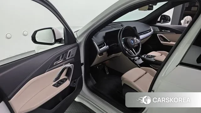 BMW iX1 (U11) 2023 Белый из Кореи, фото 2