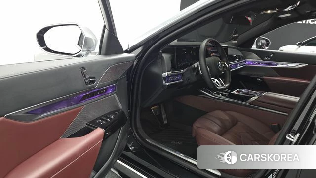 BMW 7 Series (G70) 2025 Черный двухцветный из Кореи, фото 2