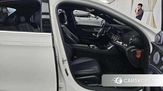 Mercedes-Benz E-Class W213 2018 Белый из Кореи, фото 2