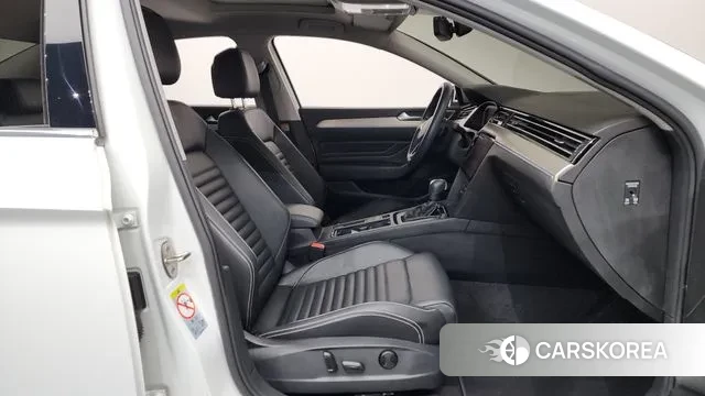 Volkswagen Passat GT (B8) 2021 Белый из Кореи, фото 2