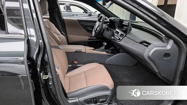 Lexus ES300h 7th generation 2025 Черный из Кореи, фото 2