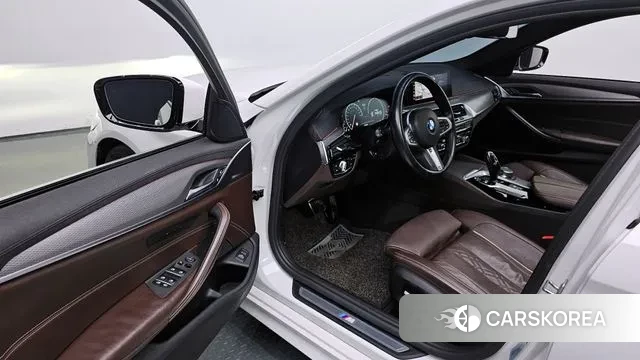 BMW 5 Series (G30) 2019 Белый из Кореи, фото 2