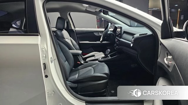 Kia The New K3 2nd generation 2023 Белый из Кореи, фото 2