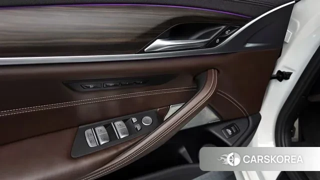 BMW 5 Series (G30) 2020 Белый из Кореи, фото 2