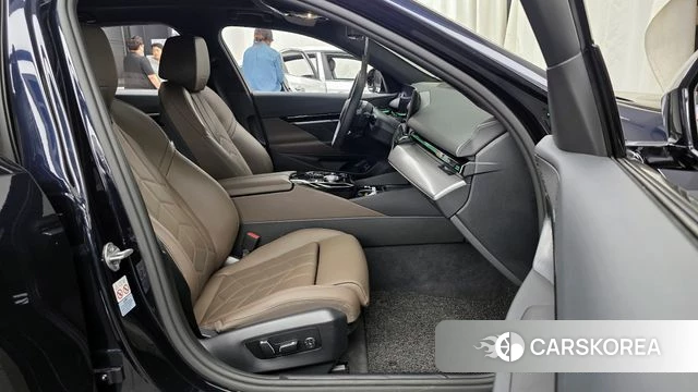 BMW 5 Series (G60) 2024 Черный из Кореи, фото 2