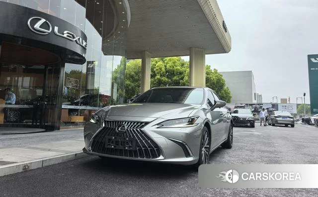 Lexus ES 2024 Серебристо-серый из Китая, фото 2