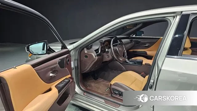 Lexus ES300h 7th generation 2019 Серебристо-серый из Кореи, фото 2