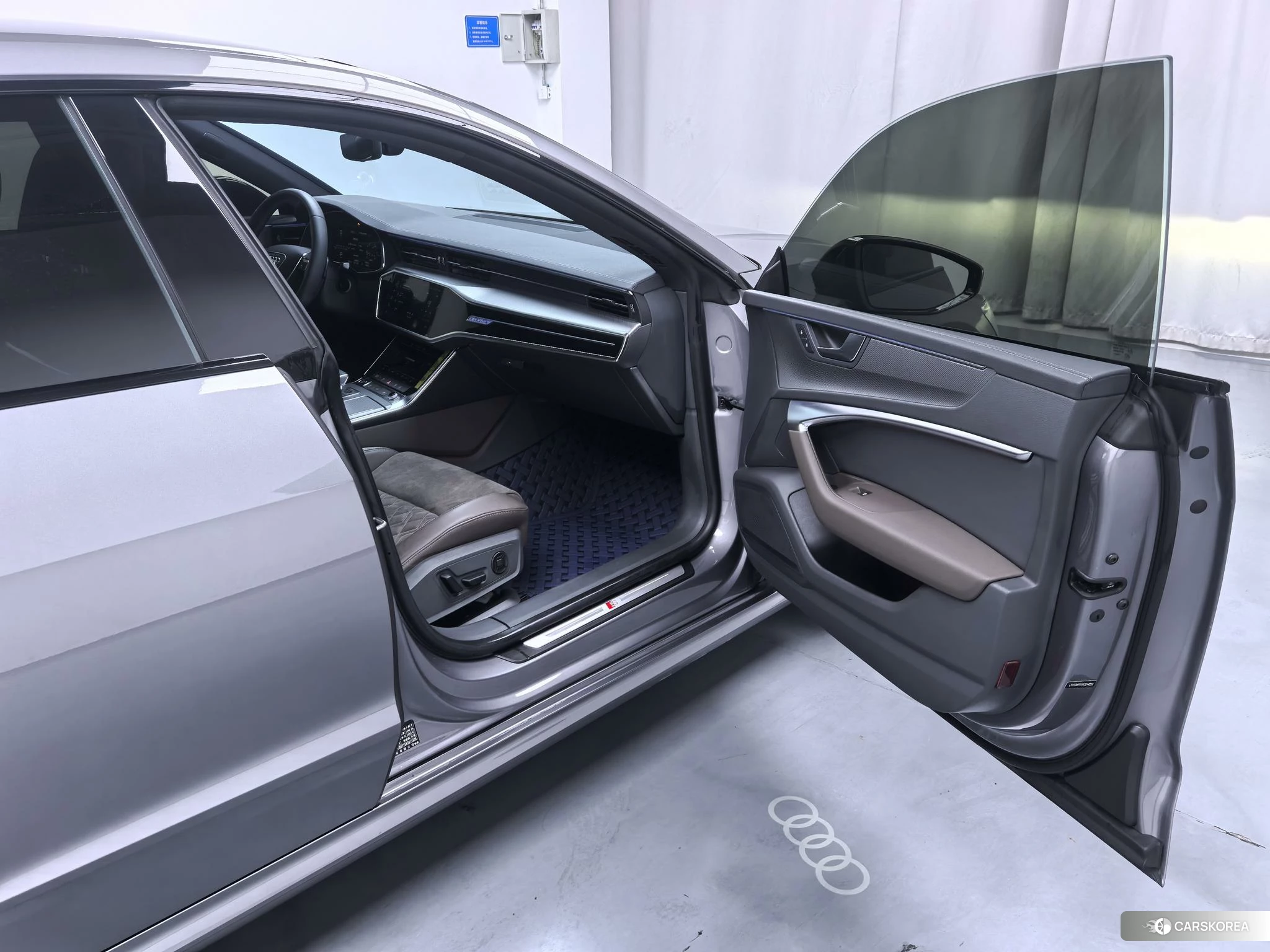 Audi A7L 2022 Серебристо-серый из Китая, фото 2
