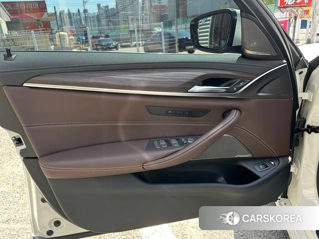 BMW 5 Series (G30) 2021 Белый из Кореи, фото 2