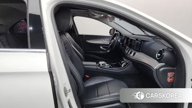 Mercedes-Benz E-Class W213 2018 Белый из Кореи, фото 2