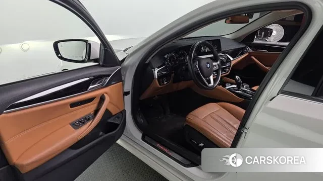 BMW 5 Series (G30) 2018 Белый из Кореи, фото 2