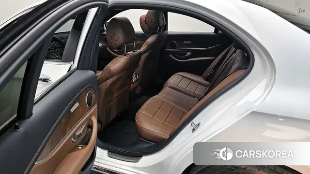 Mercedes-Benz E-Class W213 2023 Белый из Кореи, фото 2