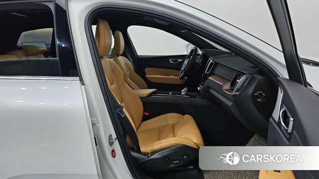Volvo XC60 second Generation 2021 Белый из Кореи, фото 2