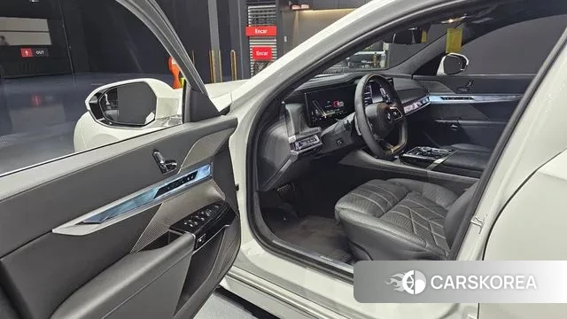 BMW 7 Series (G70) 2023 Белый из Кореи, фото 2