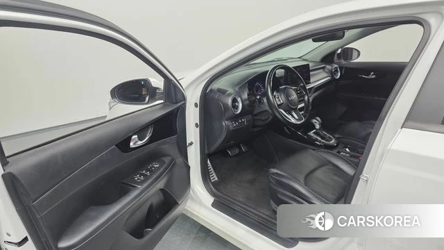 Kia The New K3 2nd generation 2023 Белый из Кореи, фото 2