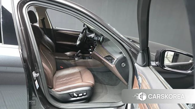 BMW 5 Series (G30) 2018 Серый из Кореи, фото 2