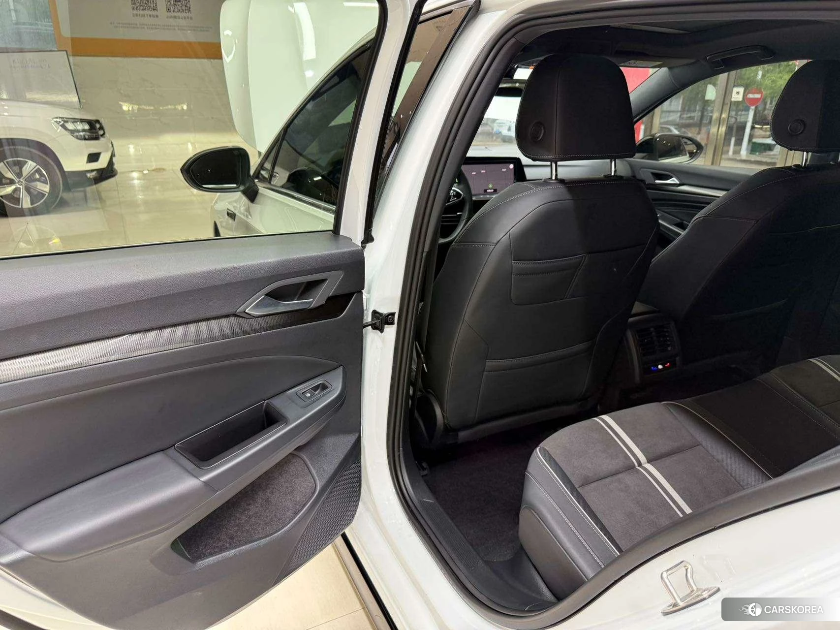 Volkswagen Golf 2022 Белый из Китая, фото 2
