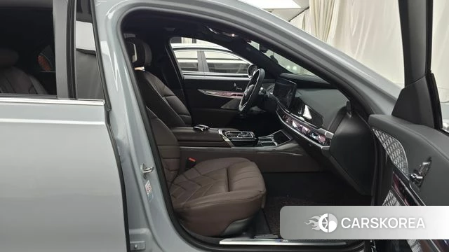BMW i7 (G70) 2023 Серебристо-серый из Кореи, фото 2