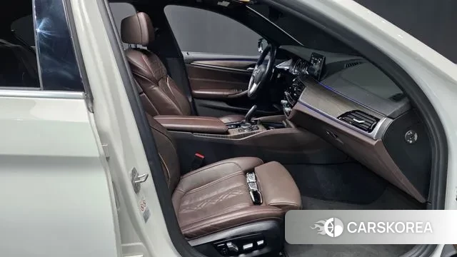 BMW 5 Series (G30) 2018 Белый из Кореи, фото 2