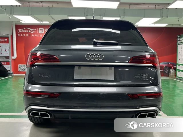 Audi Q5L 2021 Темно-серый из Китая, фото 2