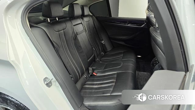 BMW 5 Series (G30) 2018 Белый из Кореи, фото 2