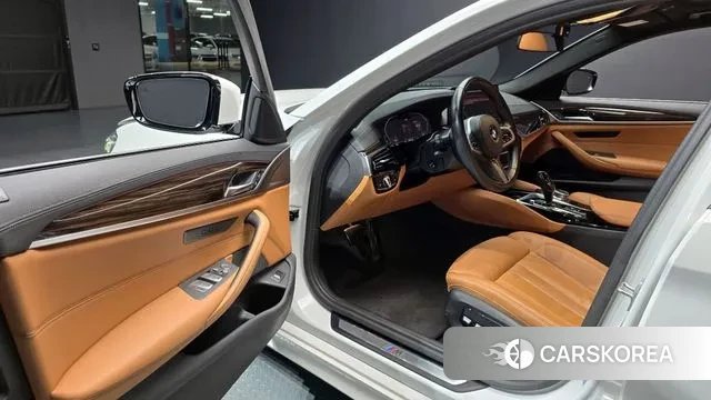 BMW 5 Series (G30) 2020 Белый из Кореи, фото 2