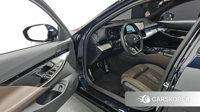 BMW 5 Series (G60) 2024 Черный из Кореи, фото 2