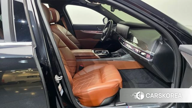 BMW 7 Series (G70) 2024 Черный из Кореи, фото 2
