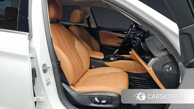BMW 5 Series (G30) 2020 Белый из Кореи, фото 2