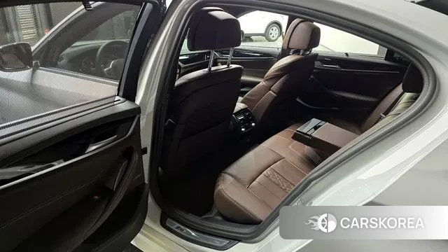 BMW 5 Series (G30) 2023 Белый из Кореи, фото 2