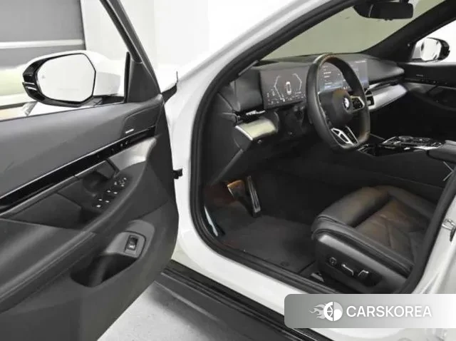 BMW 5 Series (G60) 2024 Белый из Кореи, фото 2