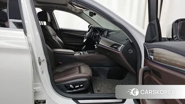 BMW 5 Series (G30) 2018 Белый из Кореи, фото 2