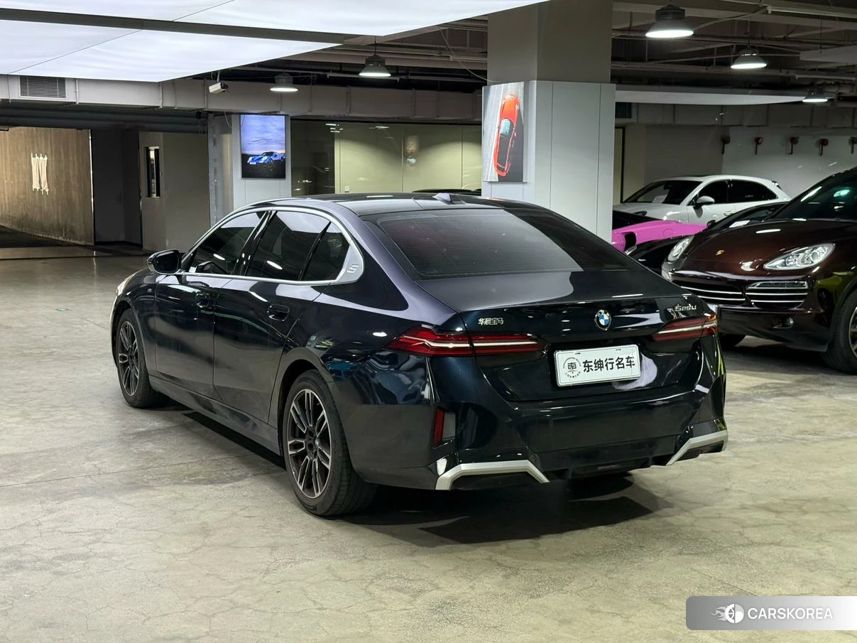 BMW 5 series 2024 Черный из Китая, фото 2