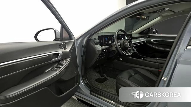 Hyundai Sonata D Edge Hybrid (DN8) 2023 Светло-серебряный цвет из Кореи, фото 2