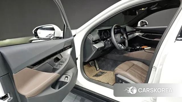 BMW 5 Series (G60) 2024 Белый из Кореи, фото 2