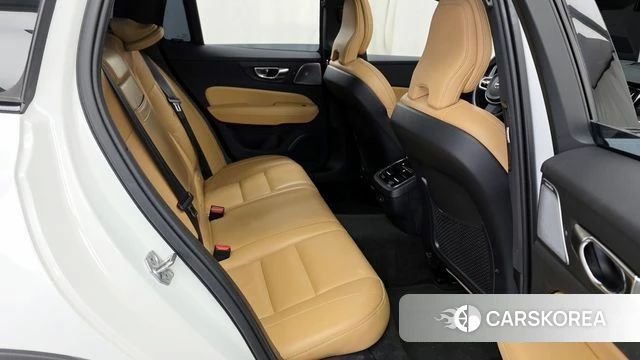 Volvo V60 Cross-Country 2nd Generation 2021 Белый из Кореи, фото 2