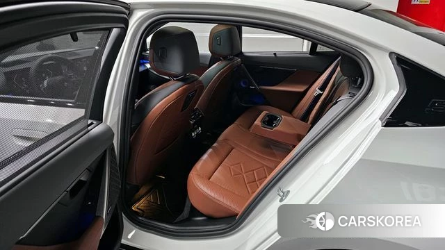 BMW 5 Series (G60) 2025 Белый из Кореи, фото 2