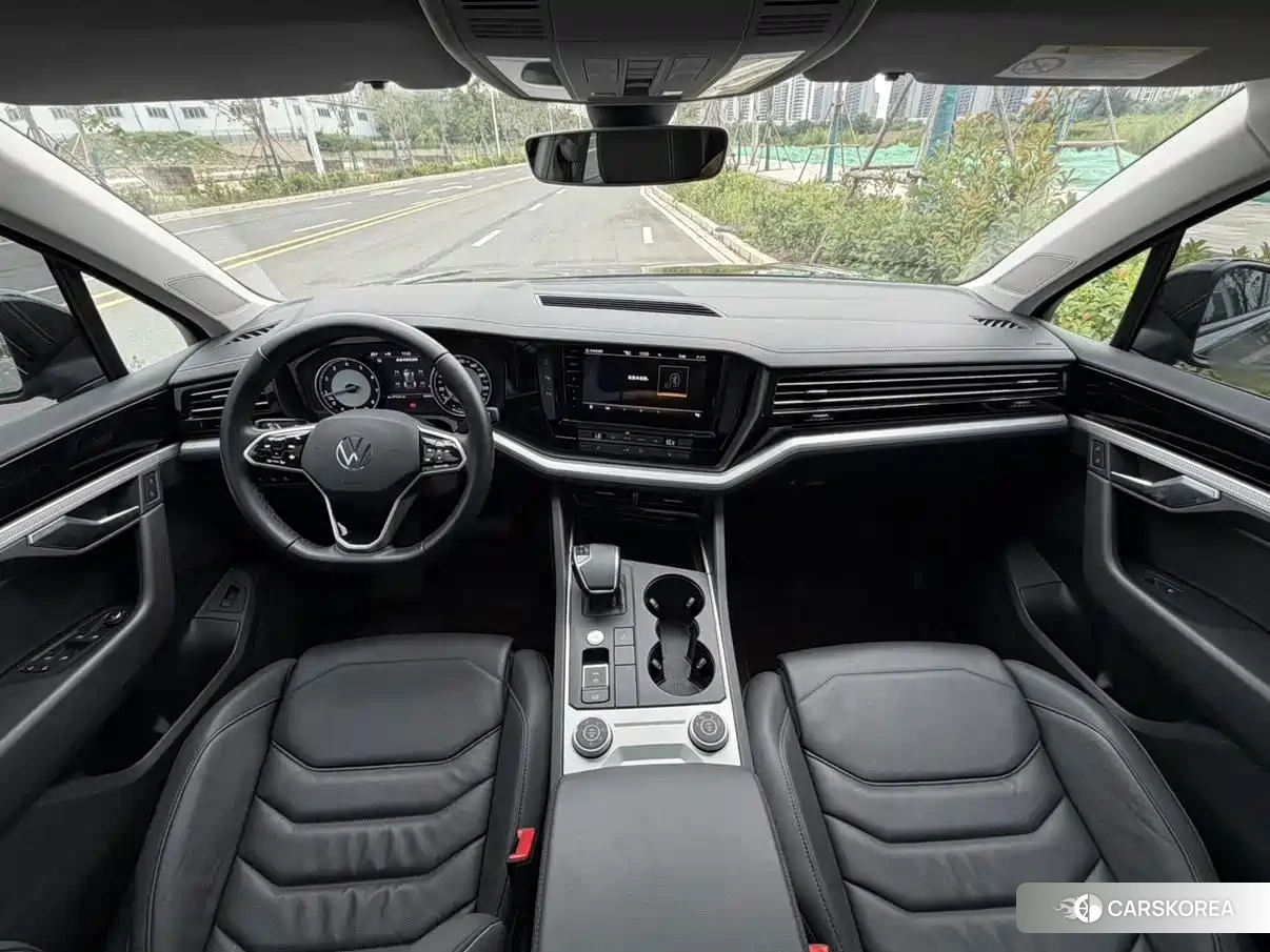 Volkswagen Touareg 2023 Champagne/brown из Китая, фото 2