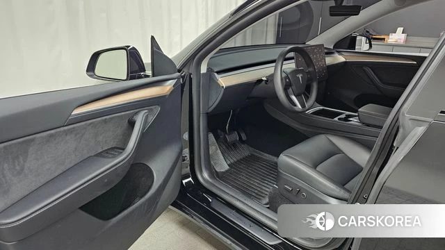 Tesla Model Y 2023 Черный из Кореи, фото 2