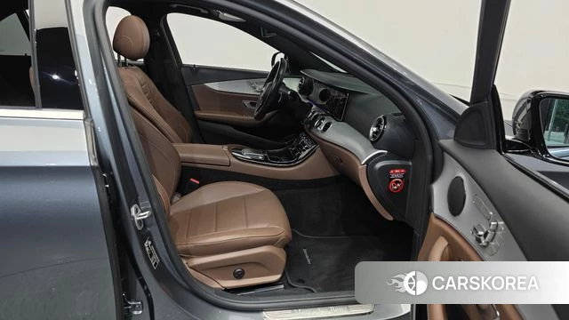 Mercedes-Benz E-Class W213 2021 Серебристо-серый из Кореи, фото 2