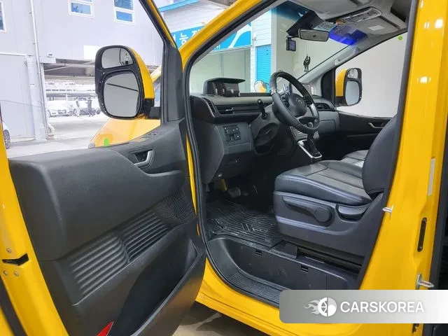 Hyundai Staria 2023 Желтый из Кореи, фото 2