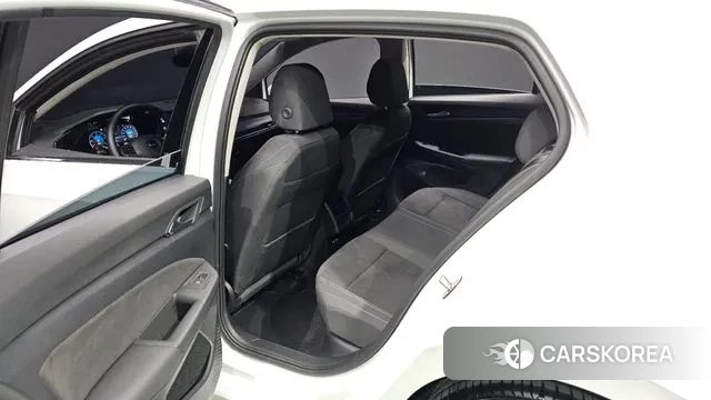 Volkswagen Golf 8th Generation 2023 Белый из Кореи, фото 2