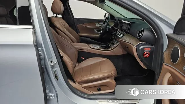 Mercedes-Benz E-Class W213 2021 Серебряный из Кореи, фото 2