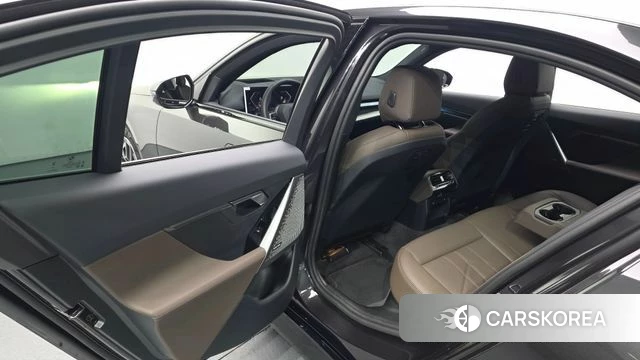 BMW 5 Series (G60) 2025 Серый из Кореи, фото 2