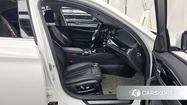 BMW 5 Series (G30) 2020 Белый из Кореи, фото 2